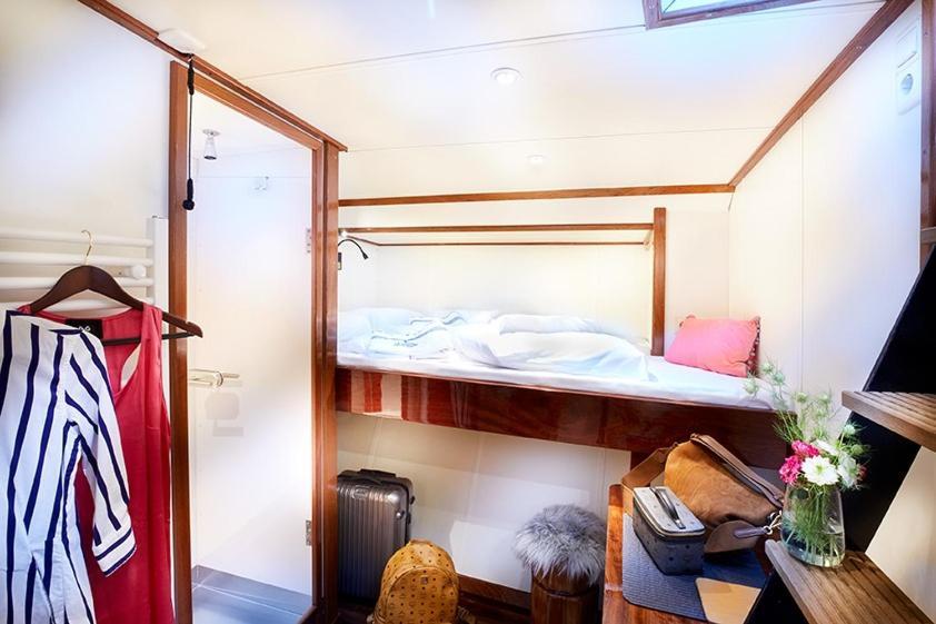 Segelschiff Loth Lorien Hotel Hamburg Exterior photo