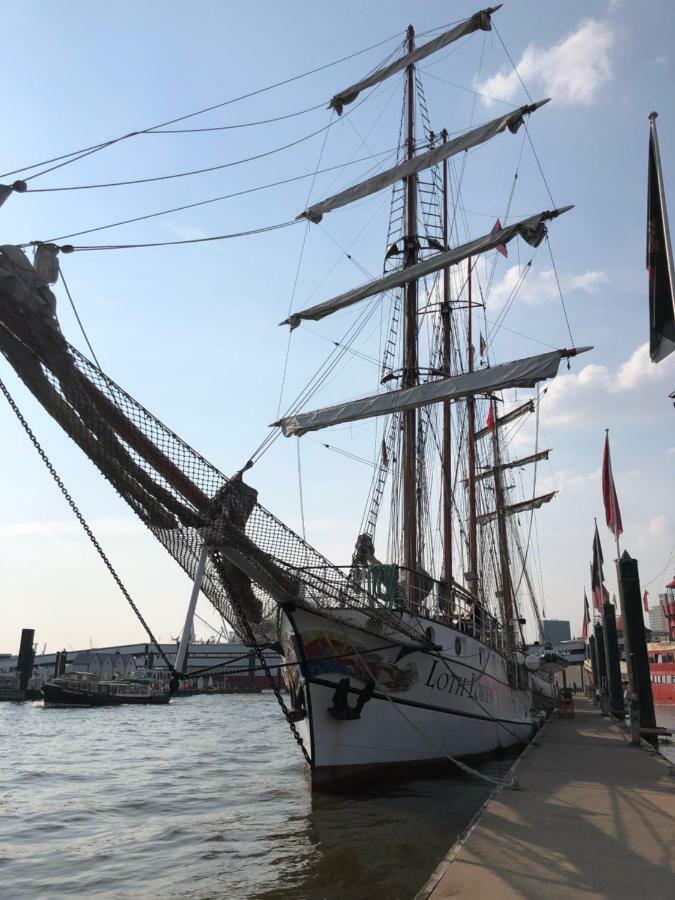 Segelschiff Loth Lorien Hotel Hamburg Exterior photo