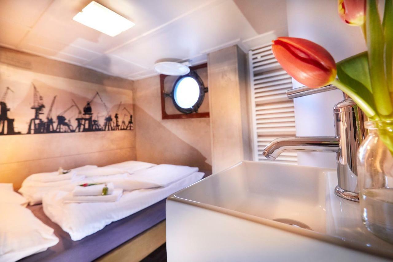Segelschiff Loth Lorien Hotel Hamburg Exterior photo